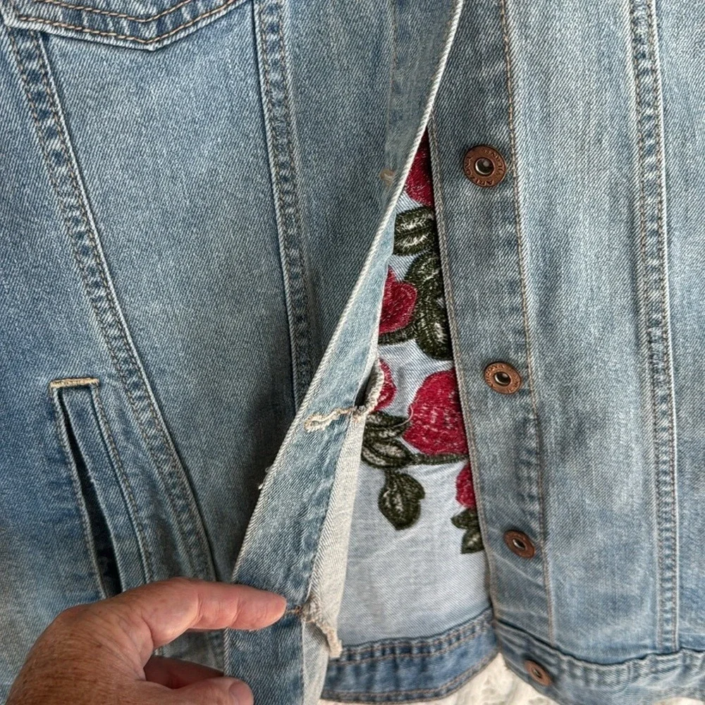 Arizona Jean Women's Size L Denim Jacket Embroidered Roses 90s Grunge ALT E-Girl
